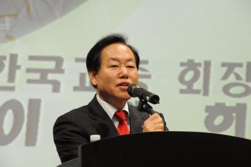 특강을 하고 있는 이원희 교총회장