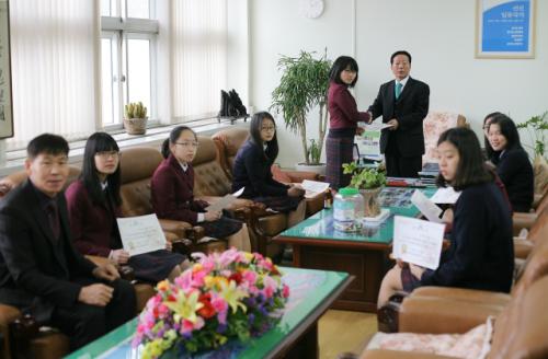 부평여고 학생들에게 장학금을 전달학 있는 모습