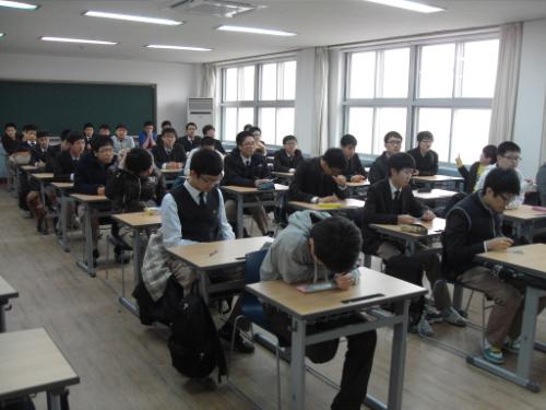 서령고가 실시한 제1회 영재성검사를 앞둔 수험생들이 교실에서 대기하고 있다.