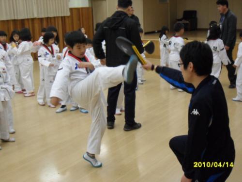 덕적초등학교 학생들이 태권도 수업을 받고 있다.