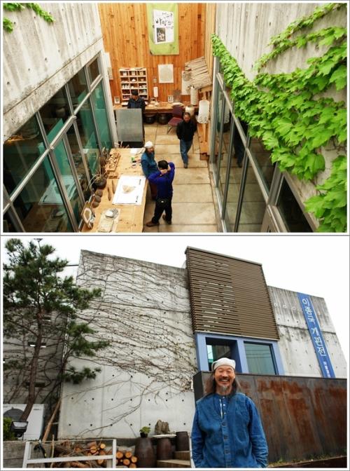 ▲ 마불갤러리 앞에서 환하게 웃는 한지공예가 이종국씨