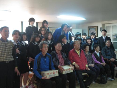 경로당 어른들과 함께 하는 인주중학교 학생들