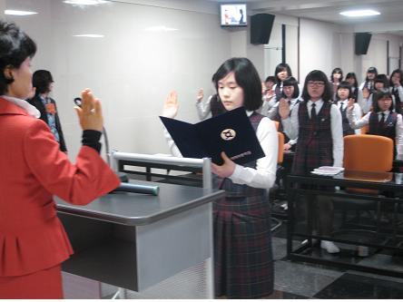 무감독고사를 위해 학생들이 양심선언을 서약하고 있다.