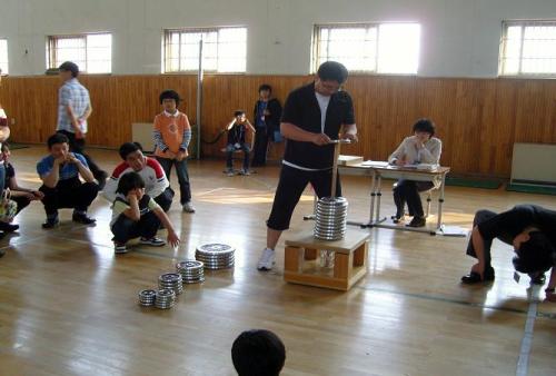 가족과 함께 과학 구조물을 실험하는 학생 모습