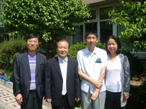 이주호 학생과 선생님들과 함께하는 사진