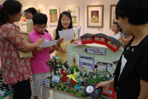 2010 수원화성미술대전에서 입체조형가족 대상을 차지한 지동초 황주혁, 최미경 어린이가 작품을 설명하고 있다.