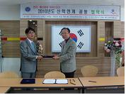 박영조 교장이 기업대표들과 협약서를 교환하고 있다.