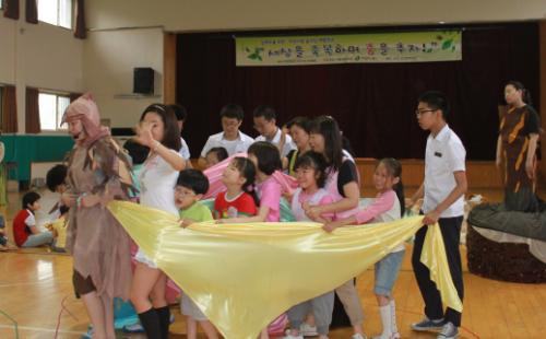 세상을 축복하며 춤을 추는 장애우 학생들.