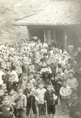개교하고 첫 소풍, 금탑사 마당에 모여선 전교생의 모습.