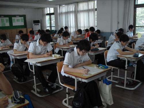 충남 서산 서령고 학생들이 2010학년도 국가수준학업성취도 평가를 실시하고 있다.