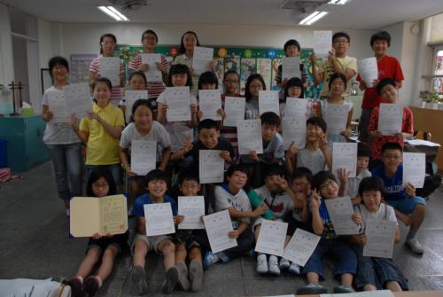 인천삼산초 5학년 7반 어린이들이 상장과 상품을 받아들고 기뻐하고 잇다.