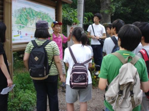 필자가 학생 임원 수련회에 참가한 학생들에게 칠보산 등산 안내를 하고 있다.