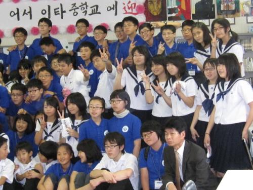 교류회를 기념하여 일본 중학생들과 함께