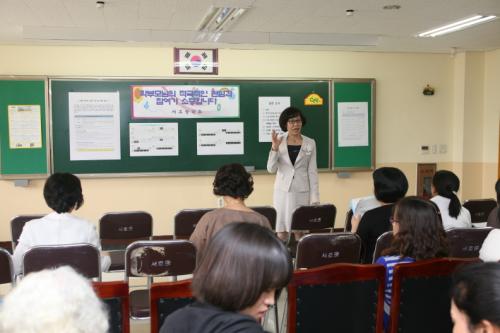 서호중 송혜련 교감이 '수업공개의 날'을 맞아 학부모들에게 안내를 하고 있다.