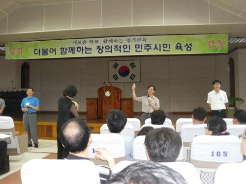 강사의 일방통행이 아닌 연수생들의 발표 장면. 청소년단체 운영 경험이 있는 다섯 분이 발표를 하였다.