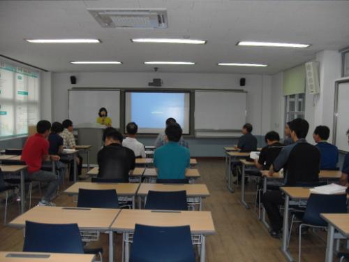 인천 남동고 선생님들이 서령고를 방문해 홍보영상물을 시청하고 있다.