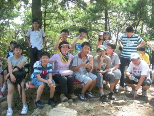 칠보산 정상에서 담당 선생님과 함께 기념촬영