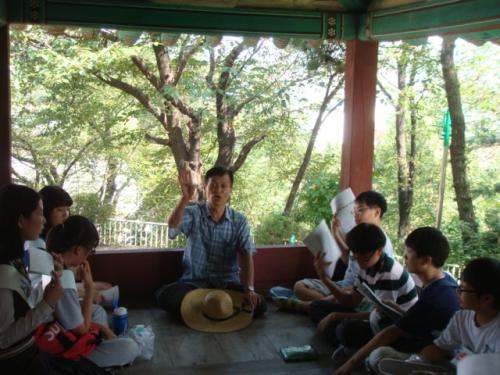 항미정 정자에 앉아 서호에 대하여 공부하고 있는 서호중학교 학생들. 학생들은 '서호사랑 체험교실 자료집'을 갖고 공부를 한다.