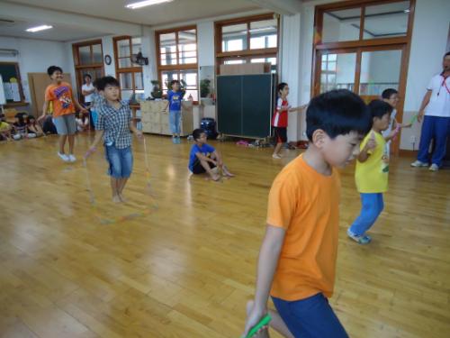 월드컵송에 맞춰 오래뛰기 하는 장면
