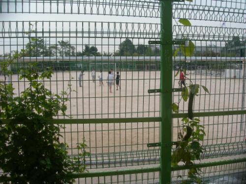 방과 후 축구를 즐기고 있는 서호중학교 학생들. 이들은 축구 펜스가 망가지고 있는 것을 알고 있을까?