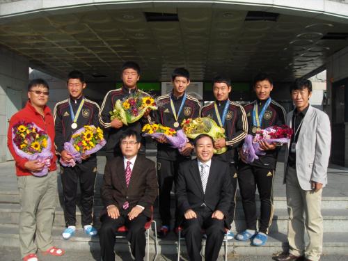 충남 서산시 서령고 카누부원들이 제91회 전국체전에서 우승, 금의환향한 뒤 김기찬 교장선생님과 함께 기념촬영을 하고 있다.