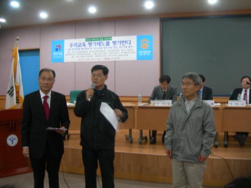 심포지엄 참가자들이 토론자들에게 질문을 하고 있는 모습