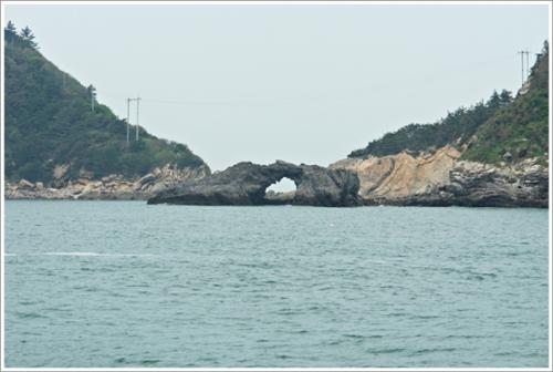 ▶ 유람선에서 바라본 방축도의 독립문