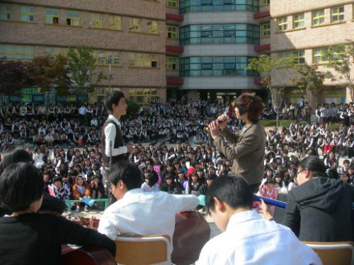 서호중학교 축제의 한 장면. 이것도 창의적 체험활동이다.