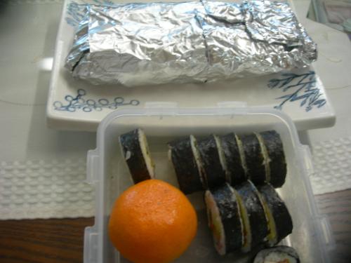 필자가 오늘 아침 먹을 김밥. 아침 일찌기 딸에게 다녀오니 아내가 식탁에 차려 놓았다.