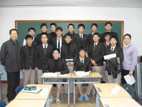 △ 제1회 교내 토론아카데미 예선대회를 치른 학생과 선생님들이 기념촬영을 하고 있다.