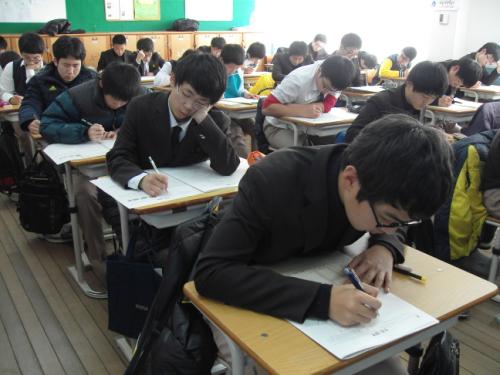 23일 오전, 2교시 수리영역 시험을 치르고 있는 충남 서산 서령고 1학년 학생들.