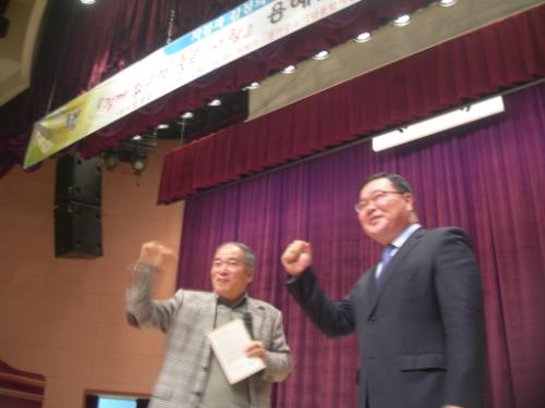 용 시인(왼쪽)은 자기 저서 10여권 가져와 청중들에게 선물하였다.
