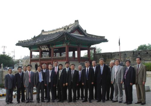 2007년 10월 4일, 화홍문을 배경으로 수원시중학교 교장들이 기념사진을 찍었다. 이것도 몇 십년이 지나면 수원박물관 자료가 될 것이다.