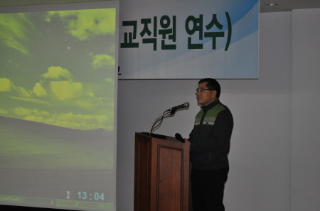 공주대학교 최성렬 교수가 '좋은 학교'의 조건에 대해 강연하고 있다.