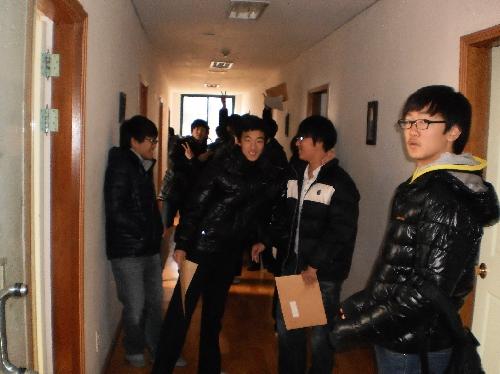 기숙사에 입사한 신입생들이 자신들이 앞으로 3년간 생활해야할 방을 유심히 둘러보고 있다.