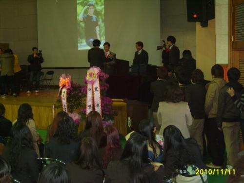구현고 졸업식에서 이강호 교장이 졸업생들에게 직접 졸업장을 수여하고 있다,