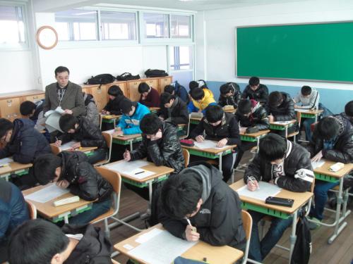 18일, 충남 서산 서령고 신입생들이 제2회 진단고사를 치르고 있다.