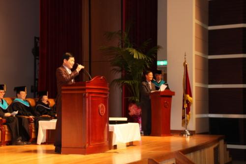 지난해 경인교대 입학식에서의 축사 장면. 총동문회장과 필자가 함께 출연하여 축사에 임하였다. 내용과 형식면에서 새로운 접근 방법의 시도다.