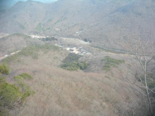 도솔산 수리봉에서 바라다본 선운사. 뒷편의 짙은 색 부분(사진 한가운데)이 동백숲이다.