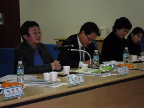 간담회에서 오일환 원장(가운데)이 발표자들의 내용을 메모하고 있다.