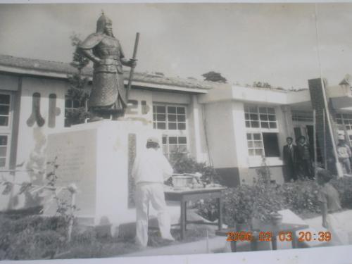 학교화단의 동상