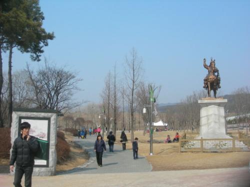 광교공원에 오니 강감찬 장군 동상이 늠름하게 서 있고 상춘객들이 봄을 즐기고 있다.