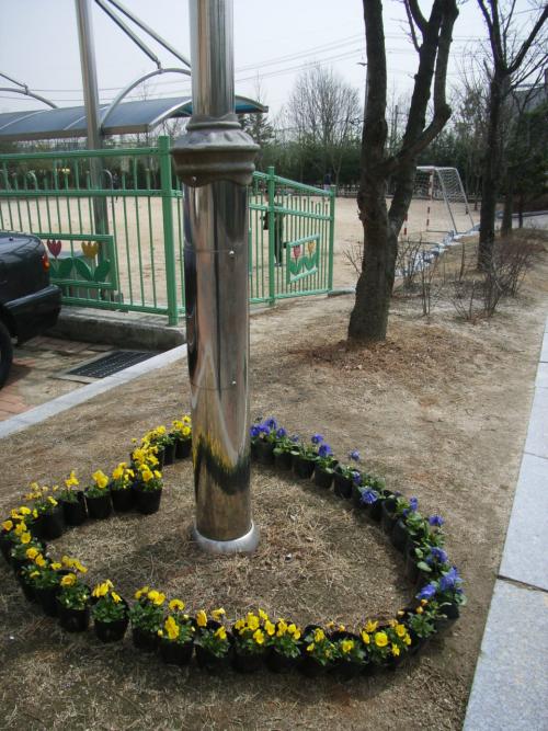 가로등 밑에도 하트 모양을 장식하였다.