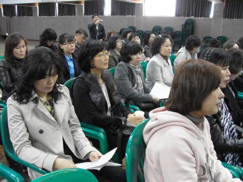 2011학년도 서령고 자모회에 참석한 회원님들이 강태웅 교감선생님의 말씀을 경청하고 있다.