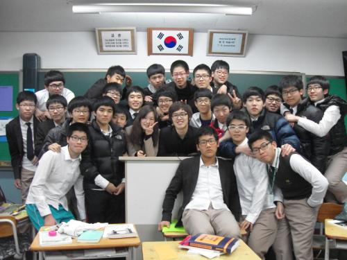 충남 서산 서령고 학생들이 선배와의 대화를 나눈 뒤 기념촬영을 하고 있다.(사진 가운데)