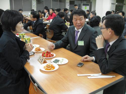 29일 늦은 저녁시간임에도 불구하고 서령고 아버지회에 참석한 아버님들께서 담임 선생님과 자녀 교육에 대해 진지한 상담을 나누고 있다.