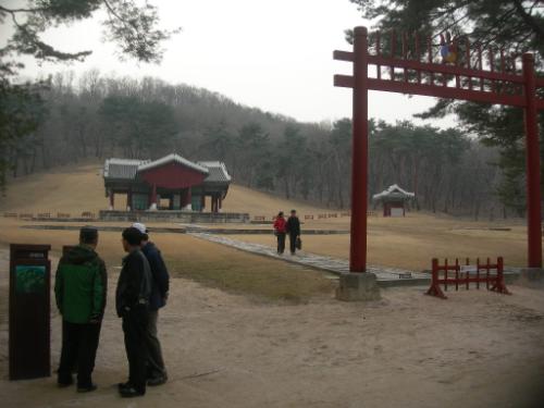 봄나들이로 호젓한 능을 관람하면서 우리의 역사를 이야기하는 것도 매우 뜻이 있다고 보았다.