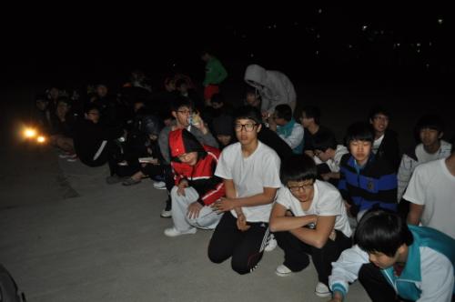 충남 서산 서령고 기숙사생들이 야간 소방대피훈련을 실시하고 있다.