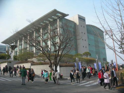 성균관대학교 새천년홀 신입생 학부모 초청 콘서트에 참가한 학부모들이 귀가하고 있다.