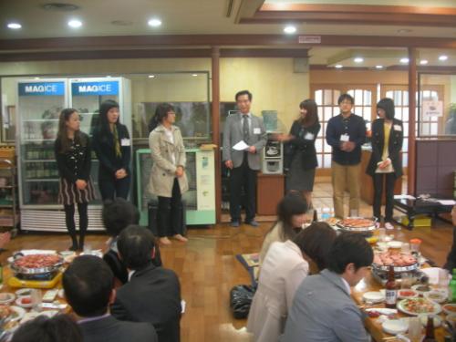 모임에는 올해 대학을 졸업하고 신규로 발령받은 교사 6명도 참석하여 선배들께 인사를 드렸다.